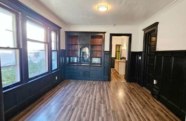 Charming 3BR Duplex in Milwaukee Gallery 4