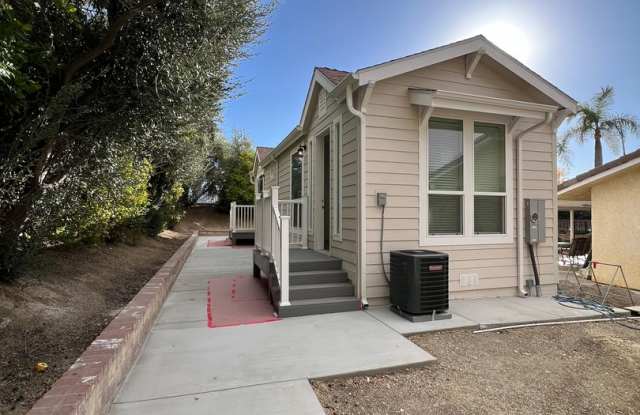 1 bed, 1 bath ADU Gallery 3