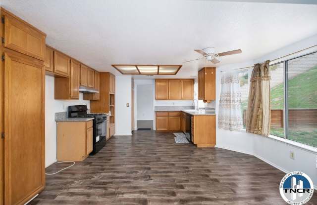 Stunning 4 BD | 3 Bath Gallery 4