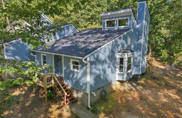 Renovated 2BR/2BA Near Crabtree Valley Mall | Private Fenced Yard & Deck! Gallery 3