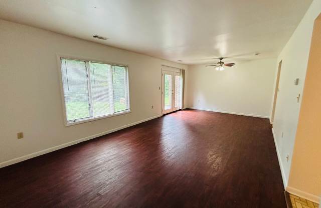 3 Bedroom 2.5 Bath Townhouse Gallery 4