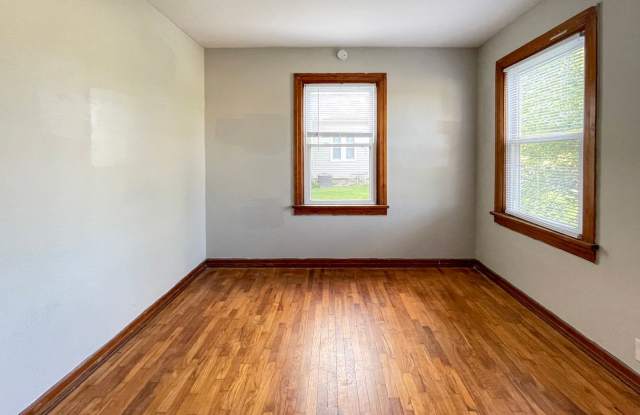 3 Bedroom Home with Hardwood Style Flooring, Close to Campus: In-Unit Washer/Dryer Gallery 3