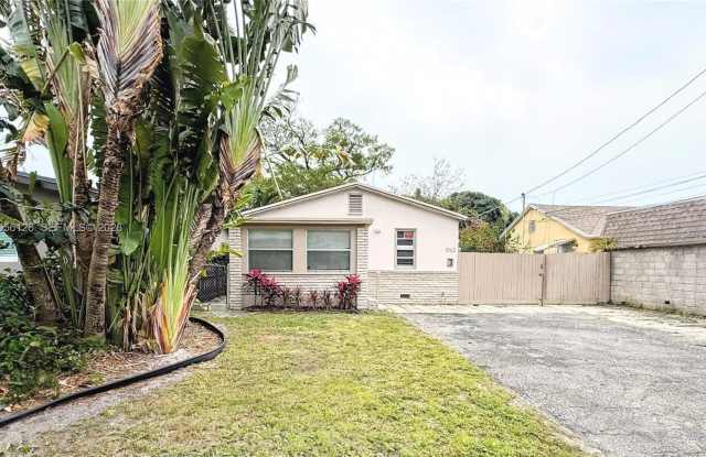 1062 NE 38th St photos photos