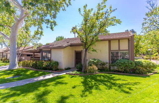 Charming 2-Bedroom Townhome in Vista Fairways of Valencia! photos photos