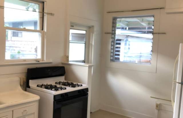 Charming Studio w/ Full Kitchen in Kaimuki! photos photos