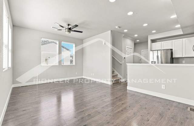 Spacious Townhouse with Washer/Dryer and 2-Car Garage photos photos Spacious Townhouse with Washer/Dryer and 2-Car Garage photos photos