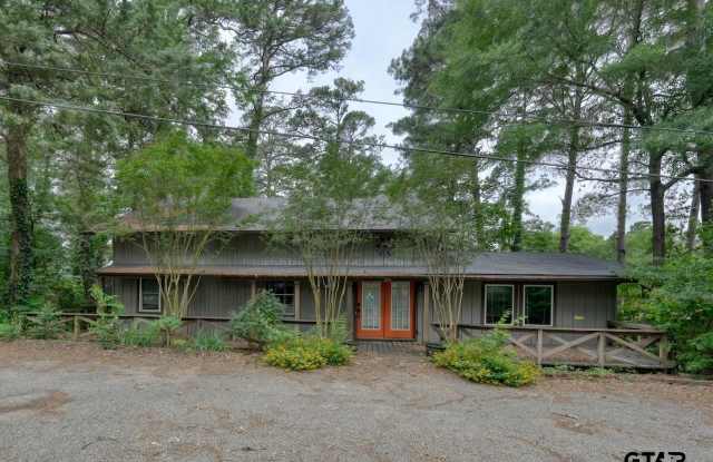 216 Pinewood Ln Gallery 1