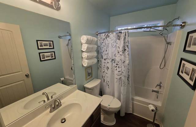 Room in 4 Bedroom Home at Katielee Cove Gallery 3
