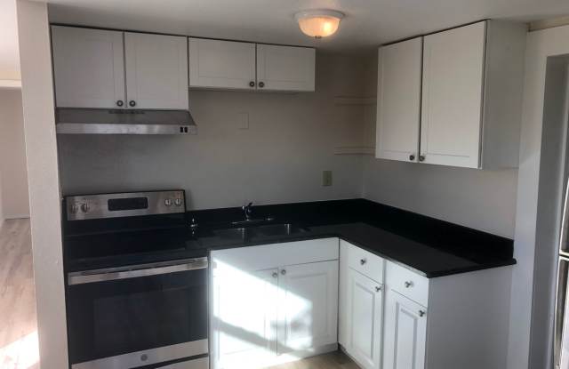 Cozy 2BR/1BA Dade City Home w/Private Porch on a Large Lot, Ceramic Tile Floors - 12153 Patrick Street, Pasco County, FL 33525