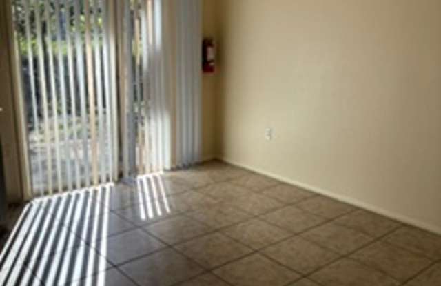 Large 2 bed 1 1/2 bath Town house. Gallery 4