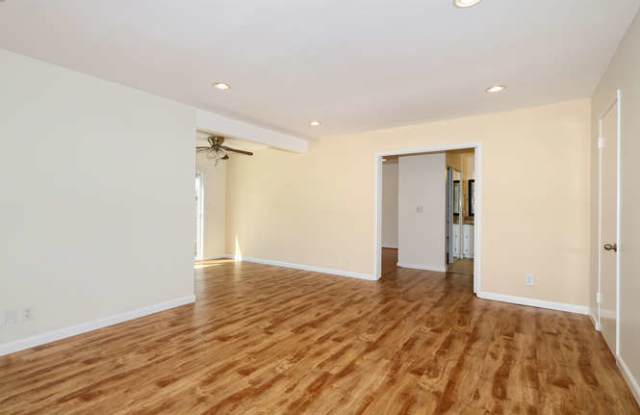 239 Streamwood Gallery 3