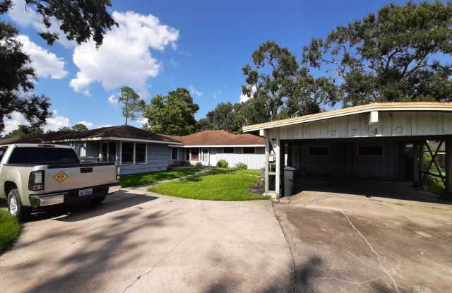 5 Bedroom House in a great Neighborhood! - 2740 Graves Avenue, Groves, TX 77619