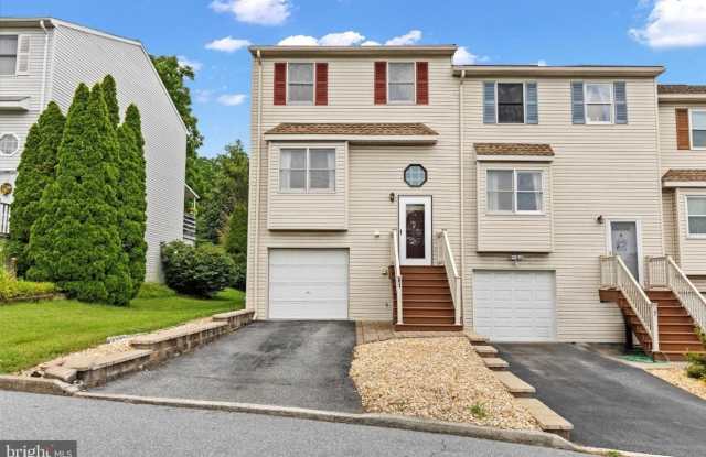 Spacious 3BR Townhome in Harrisburg - 61 Lincoln Avenue, Lawnton, PA 17111