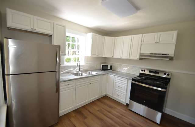 Newly Updated 2-Bedroom, 2-Bath  Home with Sunroom & Bonus den connected to Primary Gallery 3