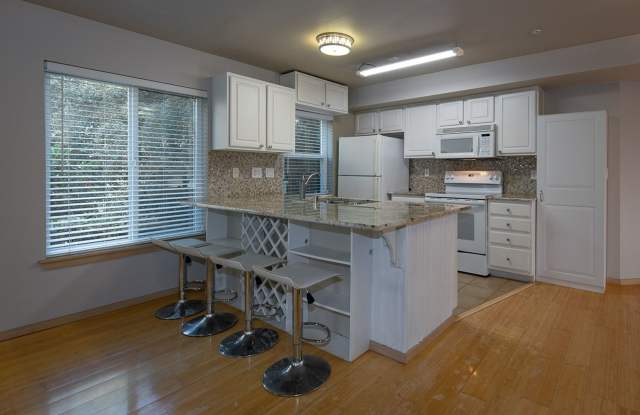 Fabulous Lakemont 2 Bed Condo for Lease! Gallery 4