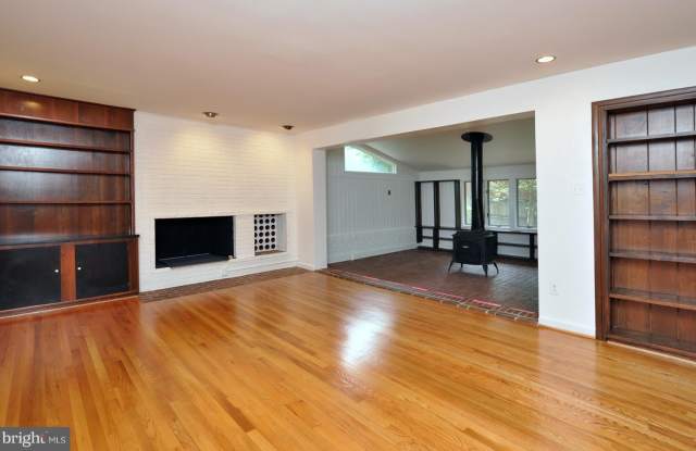 7024 RICHARD Drive Gallery 4