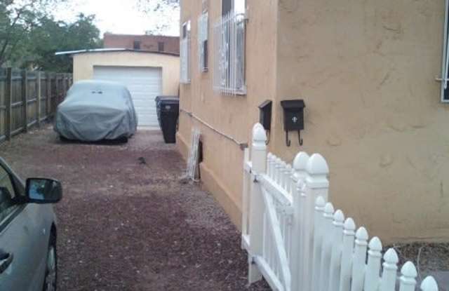 MONTERY HEIGHTS CNM/UNM DARLING 2 Bedroom 1 Bath House with Garage Gallery 3