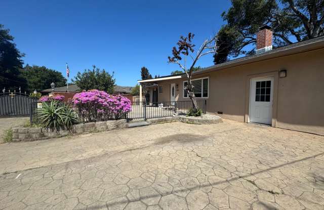 COASTAL LIVING AT ITS FINEST: VERSATILE 5 BED/2 BATH HOME IN LIVE OAK photos photos