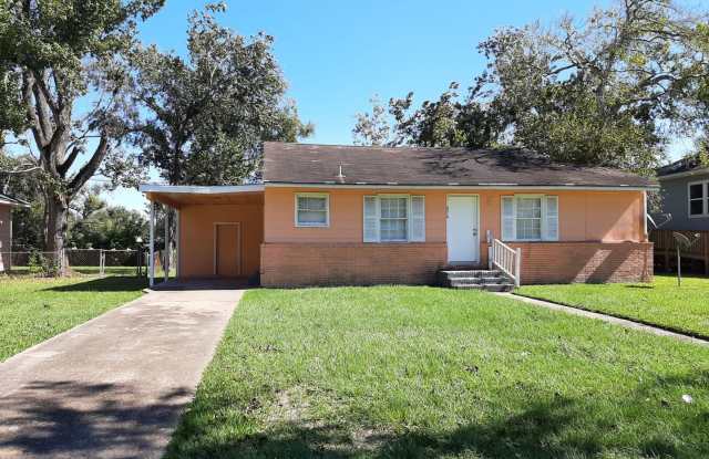 Completely Renovated 3 Bedroom house, perfect for a young professional ! Gallery 1