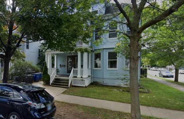 OVERSIZED FIRST FLOOR 3 BEDROOM APARTMENT WITH WASHER/DRYER photos photos