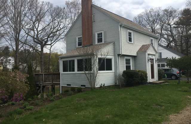 Furnished 3 Bedroom Rental Near the Water - 22 Mendum Avenue, Kittery, ME 03904