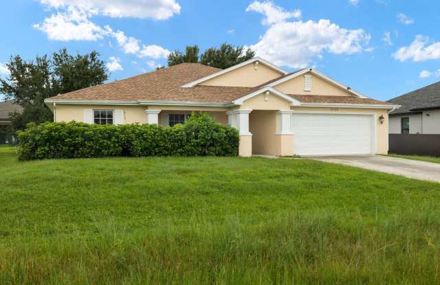 Great location near shopping and schools 3 Bedroom 2 bath with Oversized Den/Media/4th Bedrm Gallery 3