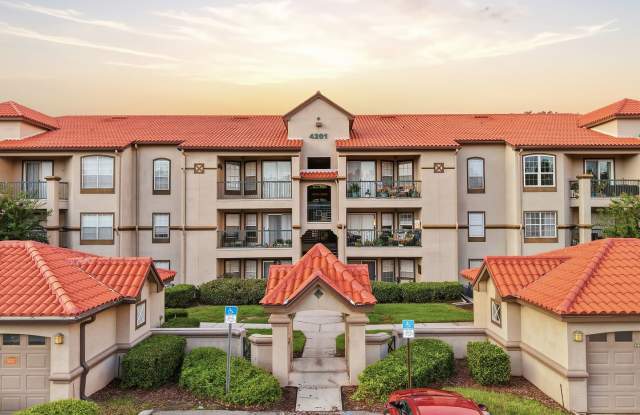 Charming Condo in desirable Calusa Trace! Gallery 1