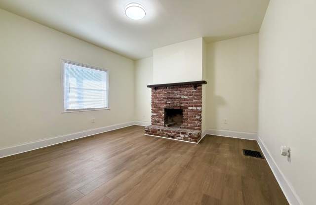 Updated 2BR 1.5 bath house Now Showing! Gallery 3