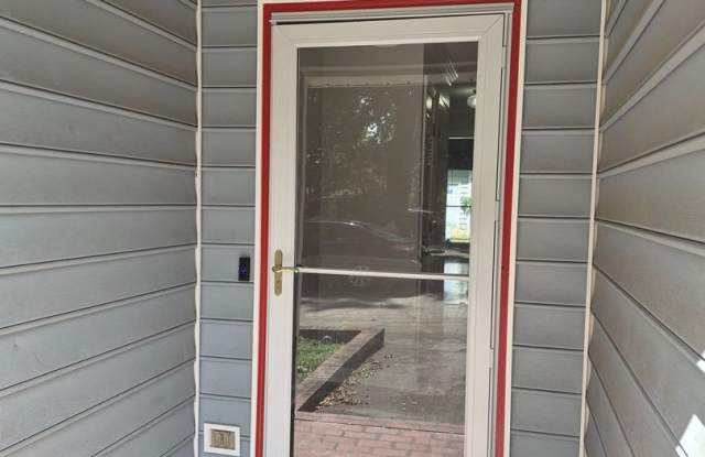 NEW LISTING!!!!! Gallery 3