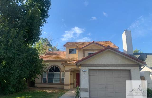 Beautiful 2 Story Home- In Clovis Unified Gallery 1