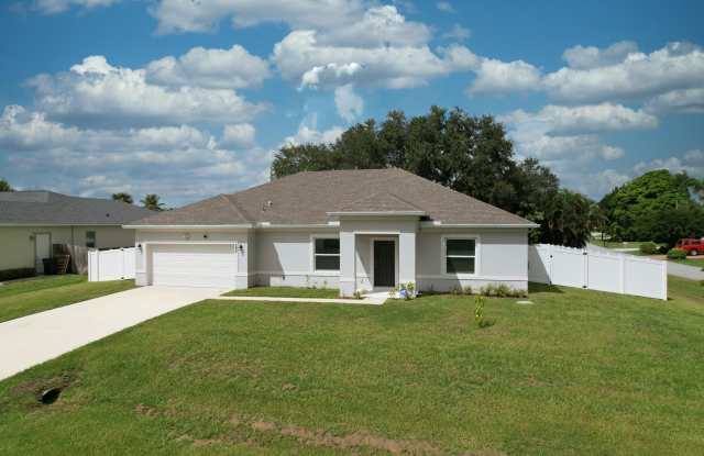 592 SW DAUPHIN Avenue Gallery 2