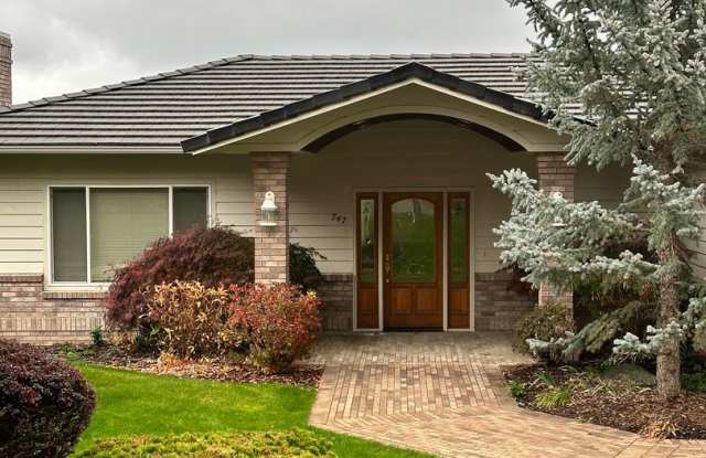 Luxurious 4 Bedroom Home - 747 Castle Heights Drive, Wenatchee, WA 98801