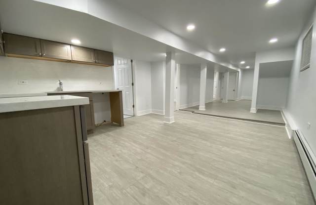3921 North Sawyer AvenueGarden Apartment Gallery 1
