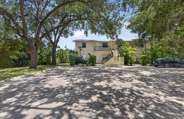 708 SW Gardens Boulevard Gallery 3