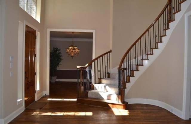 5901 Toppingham Street Gallery 3