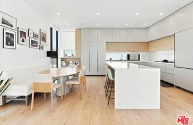 6077 1/2 Horner Street Gallery 4