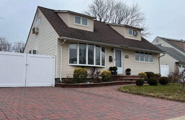 122 Vincent Road - 122 Vincent Road, Hicksville, NY 11801