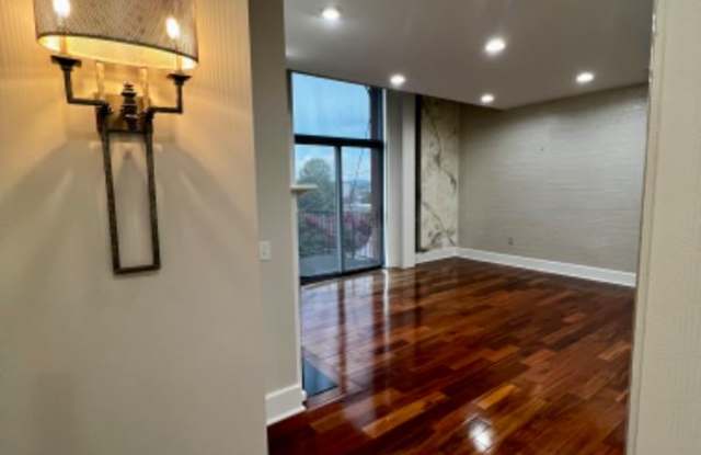 300 S Gay Street 202 Gallery 3