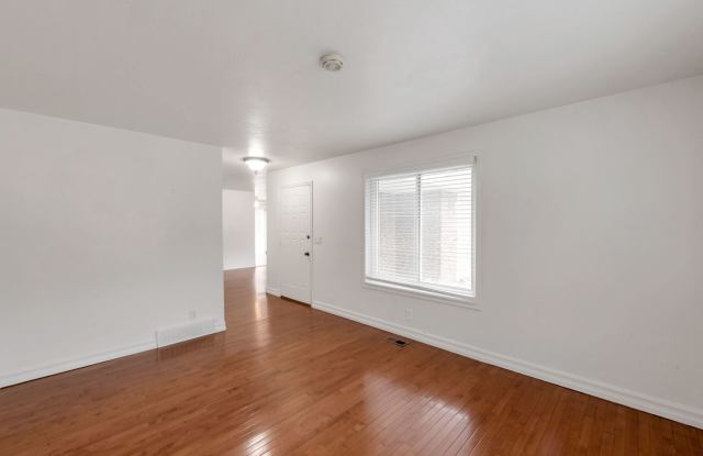 Beautiful & Spacious Brick Rambler in East Sandy! Gallery 4