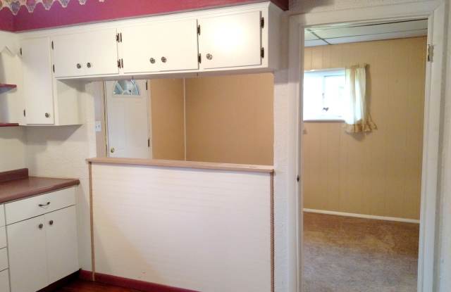 Two Bedroom House in Jefferson Hills With Central Air And Detached One Car Garage - Fenced In Yard Gallery 4