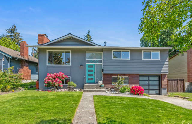 3Bd/2.25Ba Seattle House - 9032 34th Avenue Southwest, Seattle, WA 98126