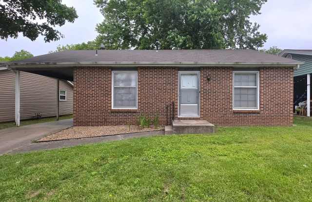 2 Bedroom House! Great Location! $895 Yard Care Included! photos photos
