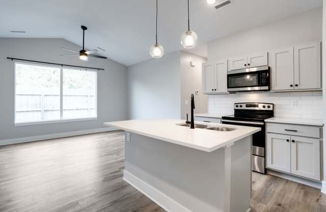 3 Bedroom, 2 Bathroom! Gallery 4