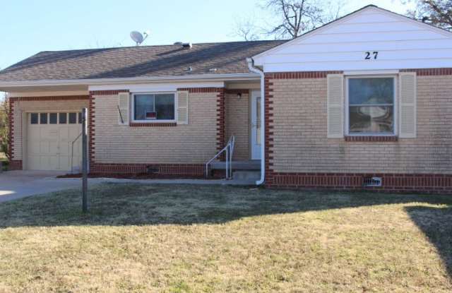 Nice three bedroom close to Hospital and Cameron Gallery 1