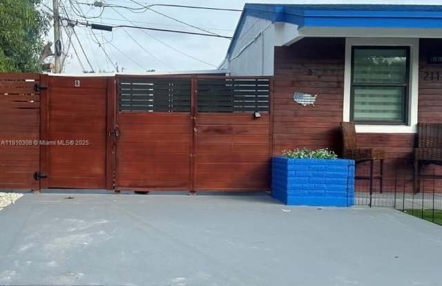 2115 NW 185th St photos photos