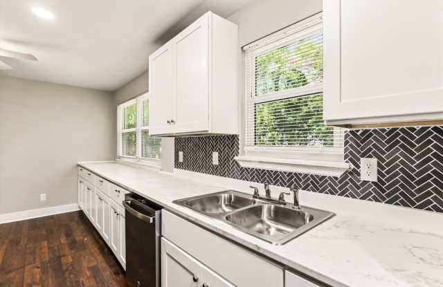 COMPLETELY RENOVATED 3 Bed / 1 Bath w/Carport! Gallery 4