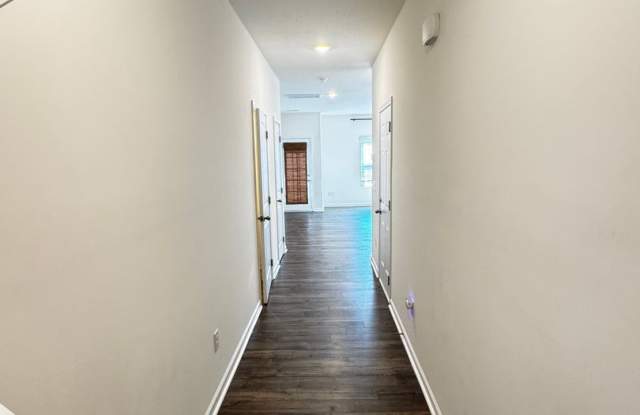 Like New Townhome in Prime Location Gallery 4