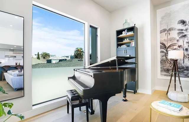 811 N DETROIT ST 1/2 photos photos