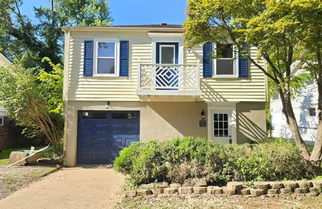 Charming Elevated 2-Bedroom Home Near River Road - 922 Blankenbaker Lane, Jefferson County, KY 40207