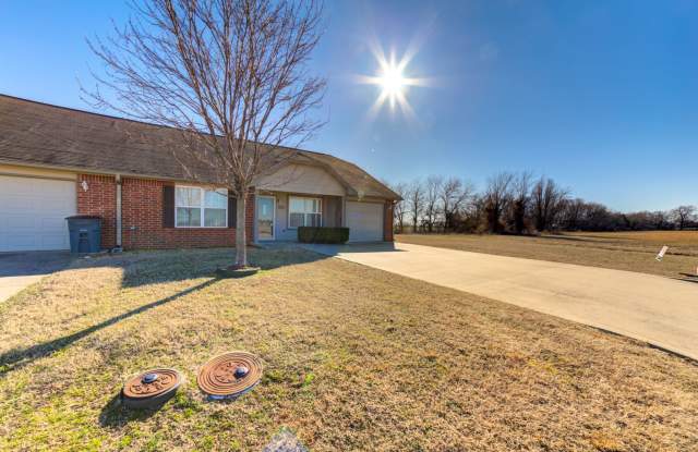 Cozy 2 bedroom 2 bathroom Townhome - 2217 West Wellington Street, Wagoner, OK 74467